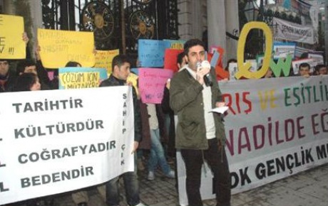 Galatasaray Lisesi önünde Kürtçe ders