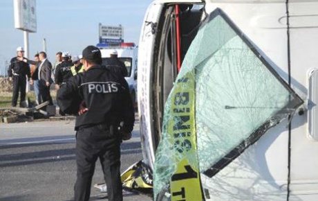 Halk otobüsü devrildi: 20 yaralı