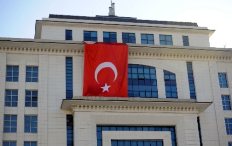 AK Partiden saldırıya Türk bayraklı tepki