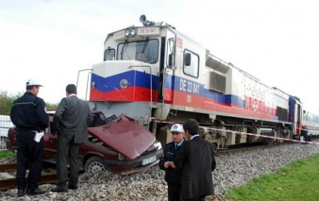 Tren otomobile çarptı