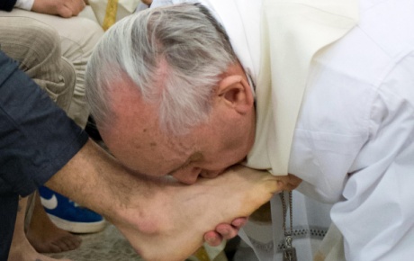 Papa Müslüman kızın ayağını öptü