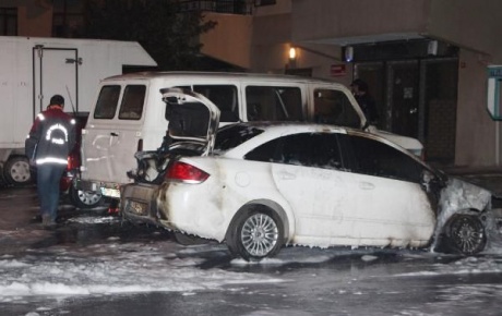 İstanbulda 4 araç kundaklandı