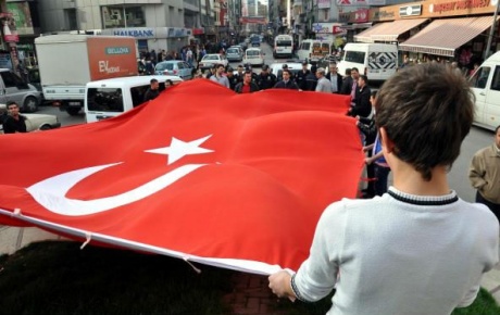 Türk bayrağı açarak slogan attılar