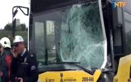 Metrobüsler çarpıştı: 5 yaralı