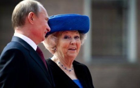 Putin Kraliçe Beatrix ile bir araya geldi
