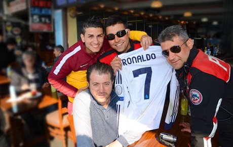 Ronaldonun formasını polisler korudu