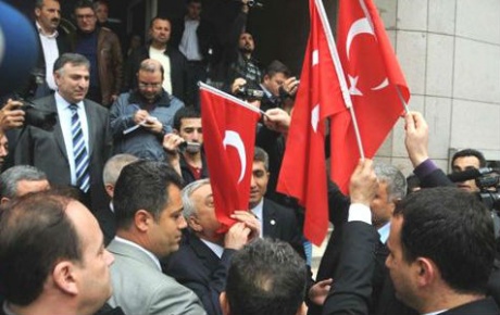 Akil İnsanlara Türk Bayraklı tepki