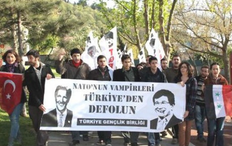 Kerry ve Davutoğluna protesto şoku