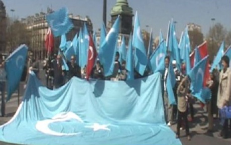 Uygur Türklerinden Pariste protesto