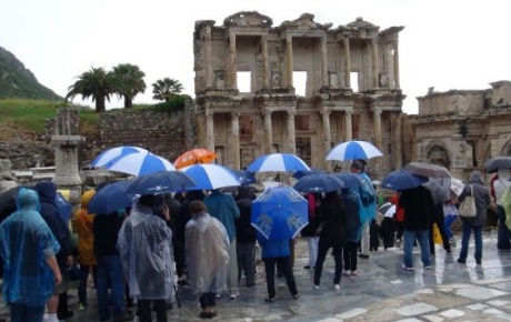 Efes Antik Kentinde yıldırım paniği
