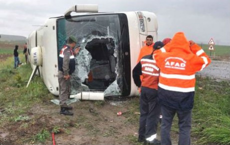 Otobüs şarampole devrildi: 1 ölü, 43 yaralı