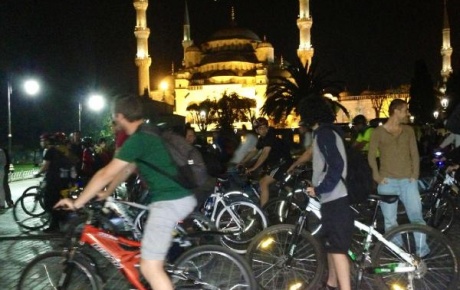 Bisikletlilerden geceyarısı İstanbul turu