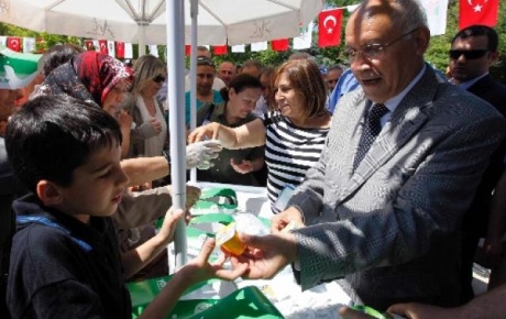 Selvi Kılıçdaroğlu süt dağıttı